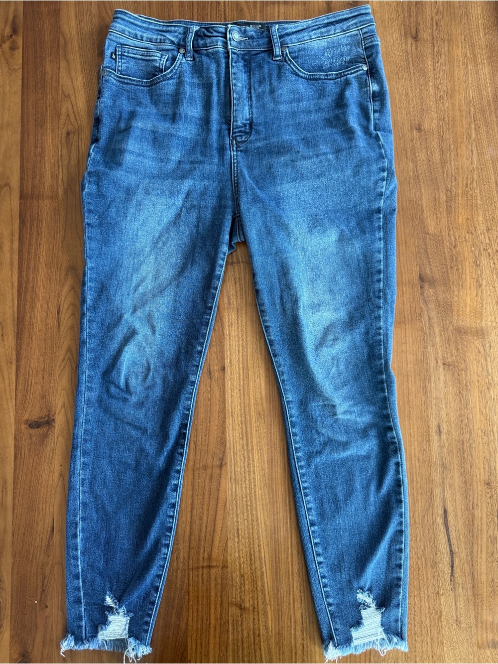 Judy Blue Skinny Fit Jeans Women’s Size 13/31 Medium Wash Distressed Raw Hem